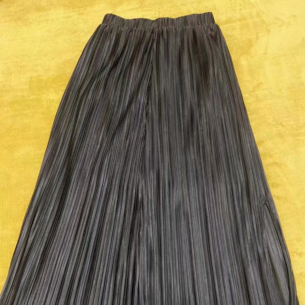 Women's pleated black skirt